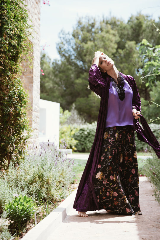 The "Tilla Purple Kimono," a regal and captivating piece. With its rich purple hue and kimono-style design, it exudes an air of elegance and sophistication. This kimono is ideal for creating a statement look, suitable for a range of occasions where you want to stand out with a touch of opulence and style.